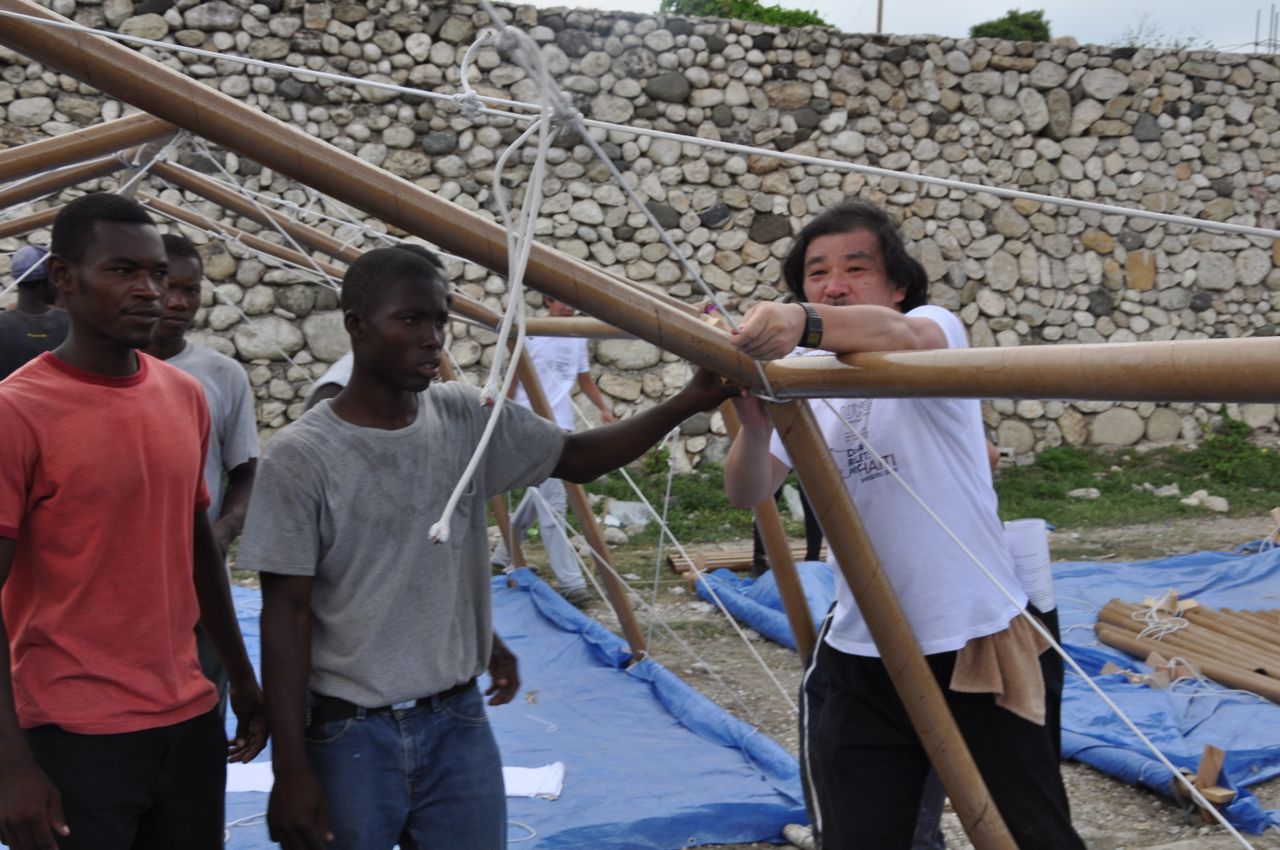 Shigeru Ban na Haiti podczas wznoszenia tymczasowego schronienia dla ofiar huraganu, fot. Shigeru Ban Architects